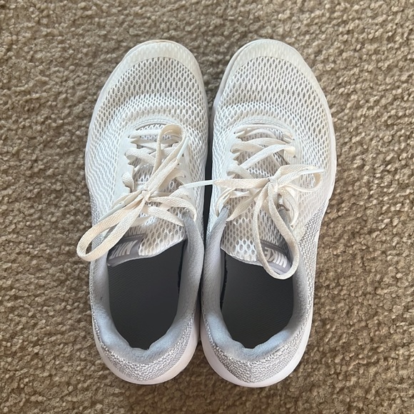 Womens size 8 Nike flex experience run 6, grey/white shoes. - Picture 2 of 5